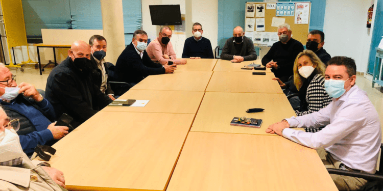 Una imagen de la reunión para organizar la Semana Santa de Santa Eulària con la presencia de las cofradías y de la alcaldesa.