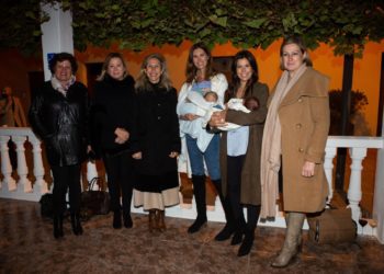 Las actrices Ana Vide y Bárbara Hermosilla con sus bebés, junto a la consellera Carolina Escandell, a su derecha, y Carmen Ferrer, a la izquierda, además de dos concejalas tras la proyección de 'Ellas' por el 8M