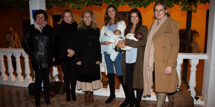 Las actrices Ana Vide y Bárbara Hermosilla con sus bebés, junto a la consellera Carolina Escandell, a su derecha, y Carmen Ferrer, a la izquierda, además de dos concejalas tras la proyección de 'Ellas' por el 8M