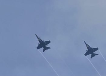 Fotograma del vídeo que recoge los dos F18 sobrevolando la zona del dique de Botafoc en Ibiza