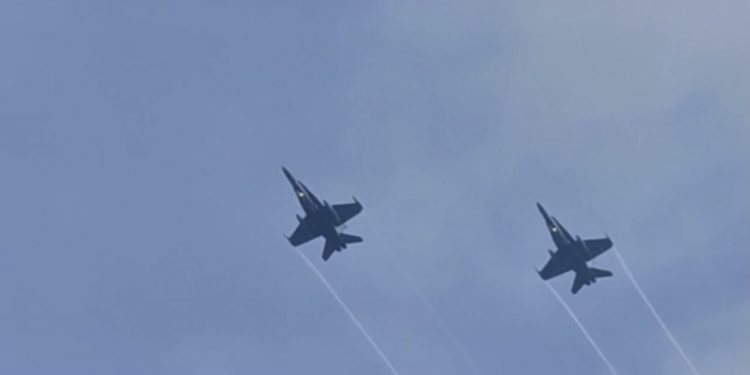 Fotograma del vídeo que recoge los dos F18 sobrevolando la zona del dique de Botafoc en Ibiza