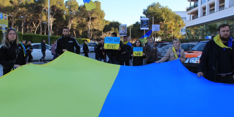 Los ucranianos que residen en Santa Eulària durante la rúa de carnaval.
