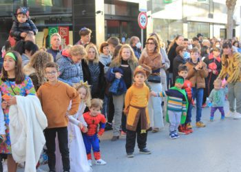El público siguiendo la rúa de Santa Eulària.