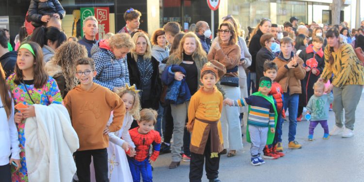El público siguiendo la rúa de Santa Eulària.