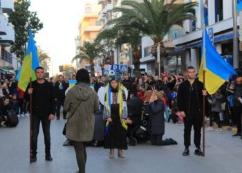 La rúa de carnaval de Santa Eulària acogió una representación de la comunidad de Ucrania que escenificó el horror de la guerra.
