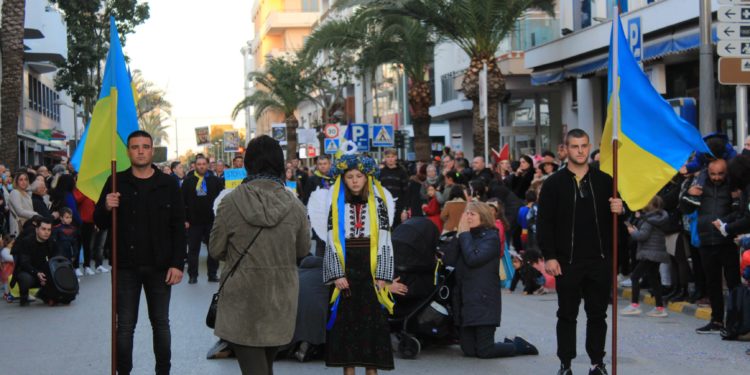 La rúa de carnaval de Santa Eulària acogió una representación de la comunidad de Ucrania que escenificó el horror de la guerra.