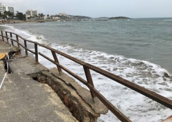Mal tiempo en la zona de Platja d'en Bossa en marzo de 2021. El temporal causó daños importantes en el paseo, que tuvo que ser reparado.