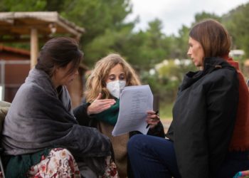 Marta Aledo, en el centro de la imagen, dirige a las actrices Bárbara Hermosilla, a la izquierda, y Ana Vide, a la derecha. Foto Cintia Sarría