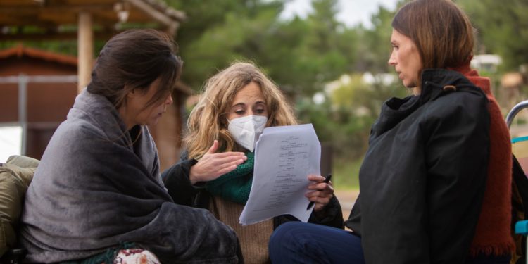 Marta Aledo, en el centro de la imagen, dirige a las actrices Bárbara Hermosilla, a la izquierda, y Ana Vide, a la derecha. Foto Cintia Sarría