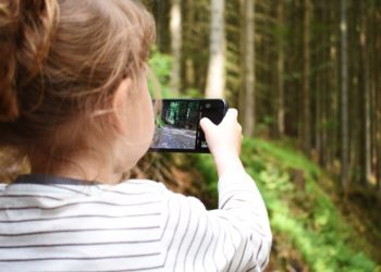 Una niña hace una foto con un móvil. Imagen Pixabay