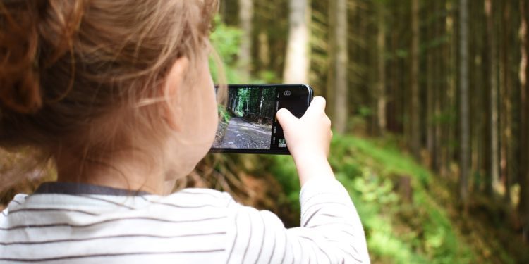 Una niña hace una foto con un móvil. Imagen Pixabay