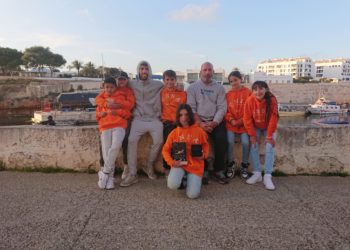 Gabriela Pérez del Álamo, con sus compañeros, mostrando su premio