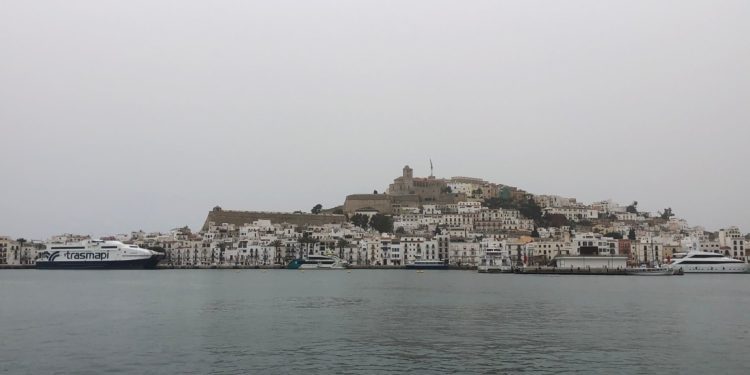 Calima o polvo sahariano sobre Ibiza en una imagen de archivo.