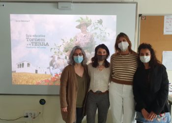 Tonyi Ferrer, directora de l'Oficina de la Dona (a l'esquerra), amb l'equip de 'Tornem a la Terra', durant la presentació del projecte a Can Marines.