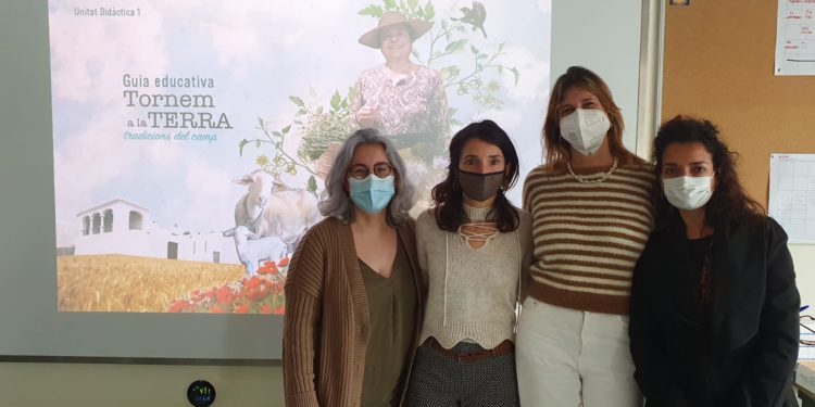 Tonyi Ferrer, directora de l'Oficina de la Dona (a l'esquerra), amb l'equip de 'Tornem a la Terra', durant la presentació del projecte a Can Marines.
