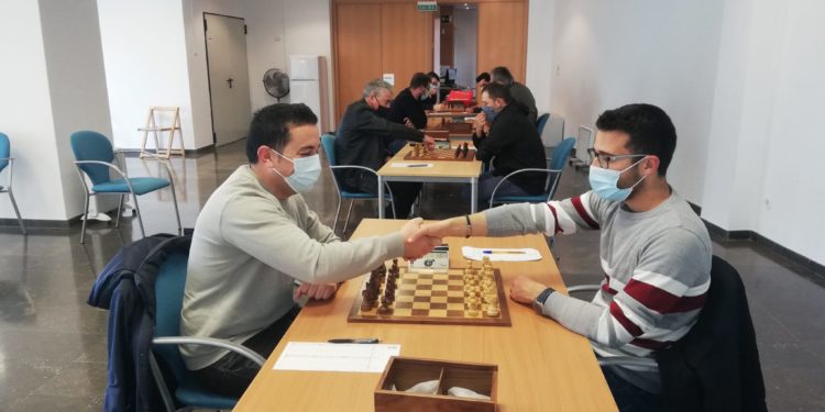 Una competición de ajedrez reciente en un interior con mascarillas