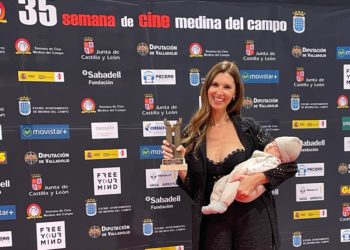 Ana Vide, que ha sido madre hace dos meses, posa con su premio y su hijo Noah anoche en el photocall de la Semana de Cine de Medina del Campo. Foto cedida