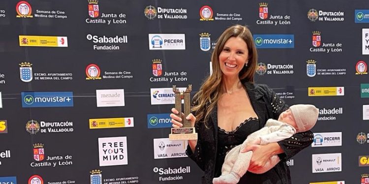 Ana Vide, que ha sido madre hace dos meses, posa con su premio y su hijo Noah anoche en el photocall de la Semana de Cine de Medina del Campo. Foto cedida