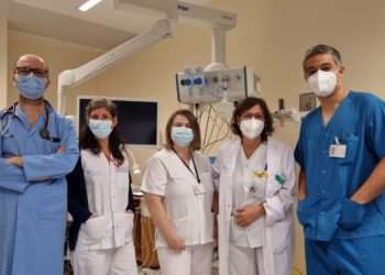 De izquierda a derecha,  Dr. Jesús González (UCI) Juncal Montoto (Técnica en cuidados de enfermería del Servicio de Digestivo), Laura Malato (Técnica Espacialista de Radiología), Dra. Maite Novella y Dr. Juan Antonio Lucero, jefa y adjunto del Servicio de Digestivo, respectivamente.