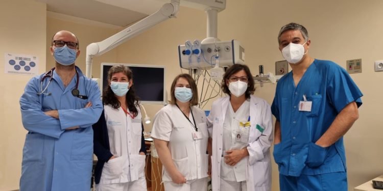 De izquierda a derecha,  Dr. Jesús González (UCI) Juncal Montoto (Técnica en cuidados de enfermería del Servicio de Digestivo), Laura Malato (Técnica Espacialista de Radiología), Dra. Maite Novella y Dr. Juan Antonio Lucero, jefa y adjunto del Servicio de Digestivo, respectivamente.