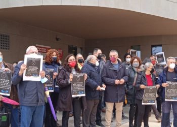 Alfonso Rojo, presidente de la Pimeef, con mascarilla granate charla con Fernando Fernández, secretario general de UGT de las Pitiüses rodeados de otros asistentes a la concentración.