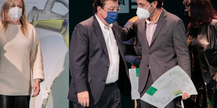 Iván Payo, director gerente de Hábitat Cigüeña Negra (derecha) recibe el diploma y trofeo acreditativo de la Medalla de Oro de manos de Guillermo Fernández Vara, presidente de la Junta de Extremadura (centro), en presencia de la presidenta de la Asamblea de Extremadura, Blanca Martín Delgado (izquierda). Iván Payolow