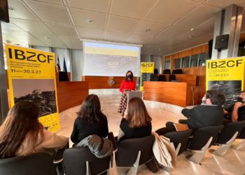 La consellera de Cultura, Sara Ramón, durant l'acte de presentació. Consell d'Eivissa.