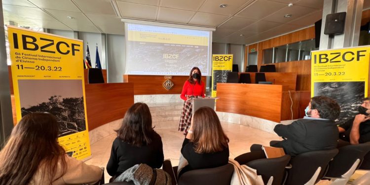 La consellera de Cultura, Sara Ramón, durant l'acte de presentació. Consell d'Eivissa.