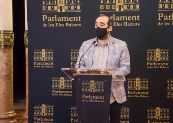 El diputado Alejandro López durante su intervención en rueda de prensa. Unidas Podemos.