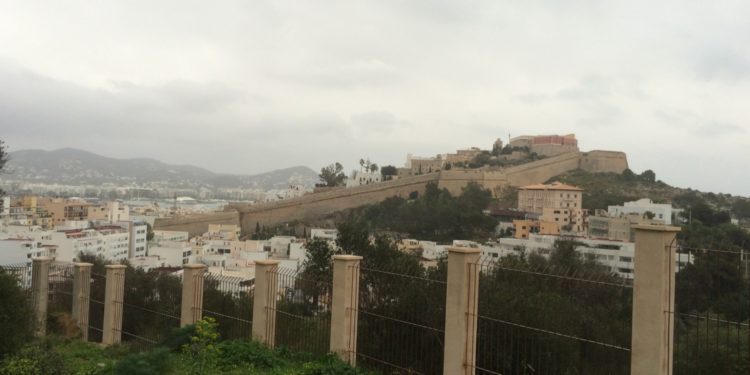 Dalt Vila desde Puig des Molins. Foto: L. A.
