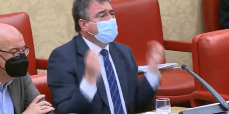 Esteban, desesperado, agita las manos mientras trata de mantener su turno de palabra en la comisión.