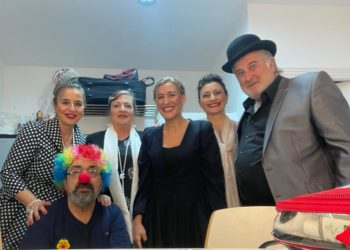 Els actors de l'obra teatral "Balada de la Garsa Vella". Imatge cedida per Àngels Martínez.