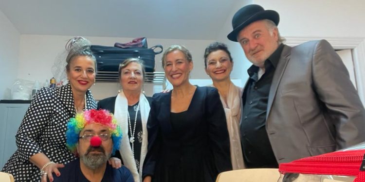 Els actors de l'obra teatral "Balada de la Garsa Vella". Imatge cedida per Àngels Martínez.