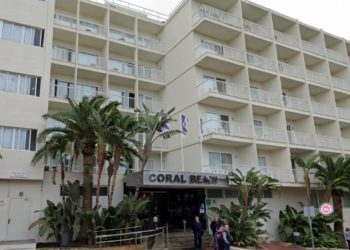 Edificio del Hotel Coral (en Santa Eulària), de Azuline. Google maps.