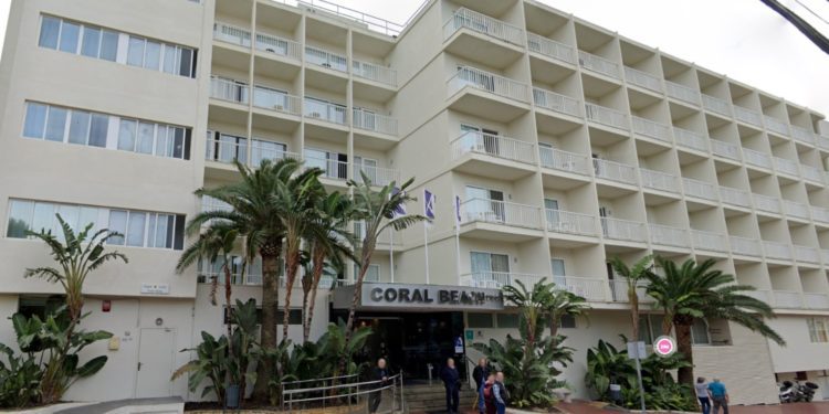 Edificio del Hotel Coral (en Santa Eulària), de Azuline. Google maps.