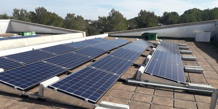 Placas en la cubierta del Hospital de Formentera. Imagen cedida por el Área de Salud.