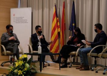 Javier Torres (el segon per l'esquerra) avui a la taula rodona a Mallorca.  Imatge cedida per la Vicepresidència de Transició Energètica, Sectors Productius i Memòria Democràtica del Govern.