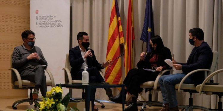 Javier Torres (el segon per l'esquerra) avui a la taula rodona a Mallorca.  Imatge cedida per la Vicepresidència de Transició Energètica, Sectors Productius i Memòria Democràtica del Govern.