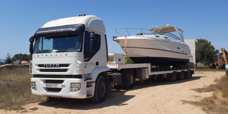 Imagen de archivo de vehículos de la empresa Transportes y Grúas Formentera, que siguió el paro de marzo. Foto: Transportes y Grúas Formentera.