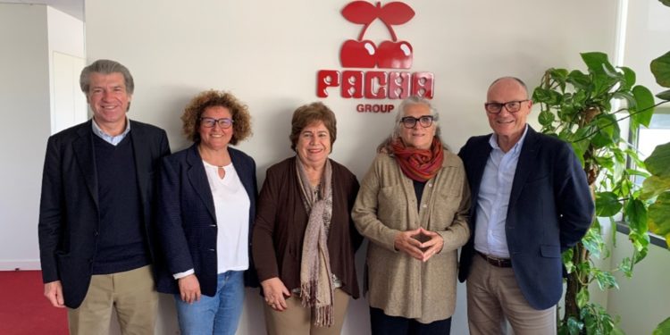 María Luisa Cava de LLano, en el centro de la imagen, con Manolo Garí, Carmen Boned, Alba Pau y Cres Huertas.