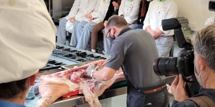 Un momento de la clase. Imagen cedida por Fepira y la Coopertiva Ramadera Eivissenca.