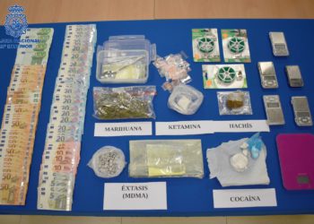 Sustancias y dinero procedentes del registro de la Policía Nacional de Ibiza en este punto de venta