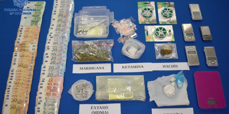 Sustancias y dinero procedentes del registro de la Policía Nacional de Ibiza en este punto de venta
