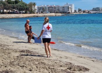 Imagen de las pruebas realizadas hoy en la playa de es Riu. Ayuntamiento de Santa Eulària.