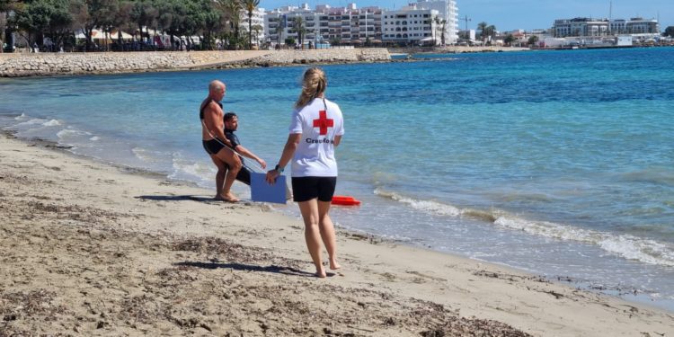 Imagen de las pruebas realizadas hoy en la playa de es Riu. Ayuntamiento de Santa Eulària.