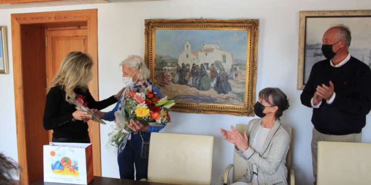 La alcaldesa Carmen Ferrer le entrega un ramo de flores y una placa cerámica a Ellen Hartmann. Ayuntamiento de Santa Eulària.
