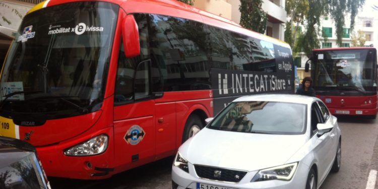 Imatge d'arxiu d'autobusos a l'avinguda Isidor Macabich.