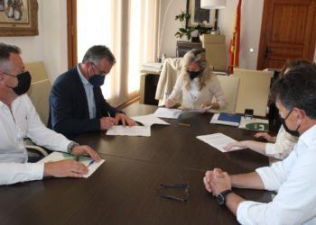 Imagen de la firma del convenio. Ayuntamiento de Santa Eulària.