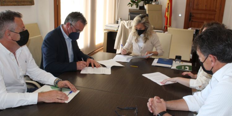 Imagen de la firma del convenio. Ayuntamiento de Santa Eulària.