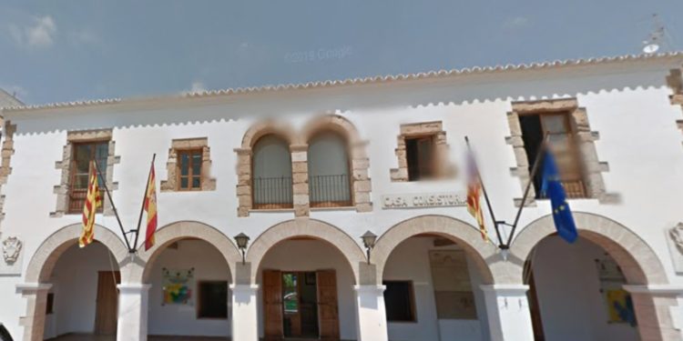 Ayuntamiento de Santa Eulària. Google Maps.